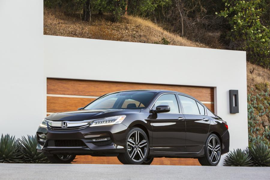  Honda Accord Touring 2016 года  (US) (фото 17 из 33)